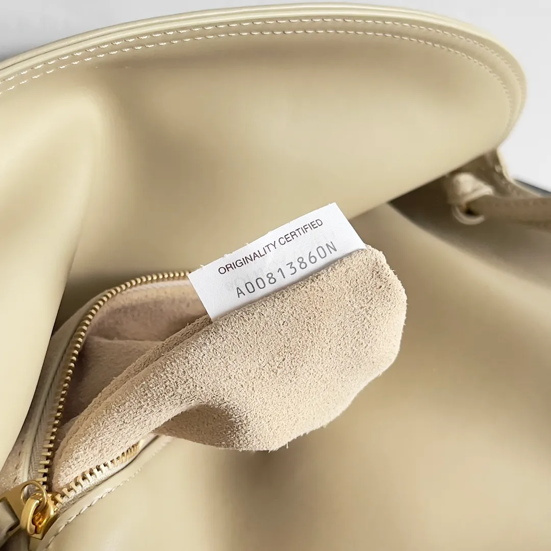 Batch 1680 Inspired by the 1970s, the Bottega Veneta women's logo shoulder bag has a smooth leather surface that brings a clean and handsome feel, just like the neatness and tenacity of a working woman. The front buckle is made of high-quality hardware pendant, the overall retro elegance, and the excellent leather feels soft. This Bottega Veneta series can be described as beautiful, weakening the complexity of the outfit, not competing for it, and only using the best quality to interpret itself. Style number: 806034 (large size) Size: 30*20*8cm